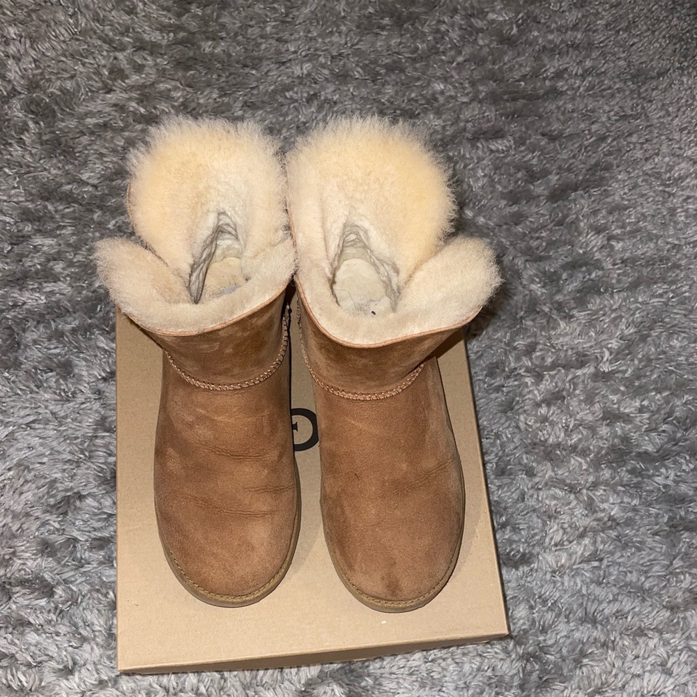 Uggs mini cuff size 9.5